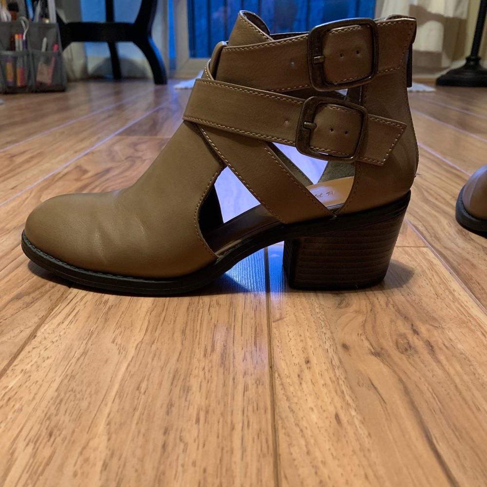 Cutout booties - Picture 3 of 4